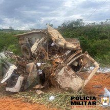 Acidente com caminhão sem freio e queda de ribanceira mata motorista - PMRv/Divulgação