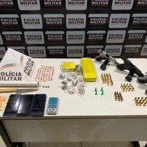 Dois são presos com drogas e arma roubada de policial em Minas - PMMG/Divulgação