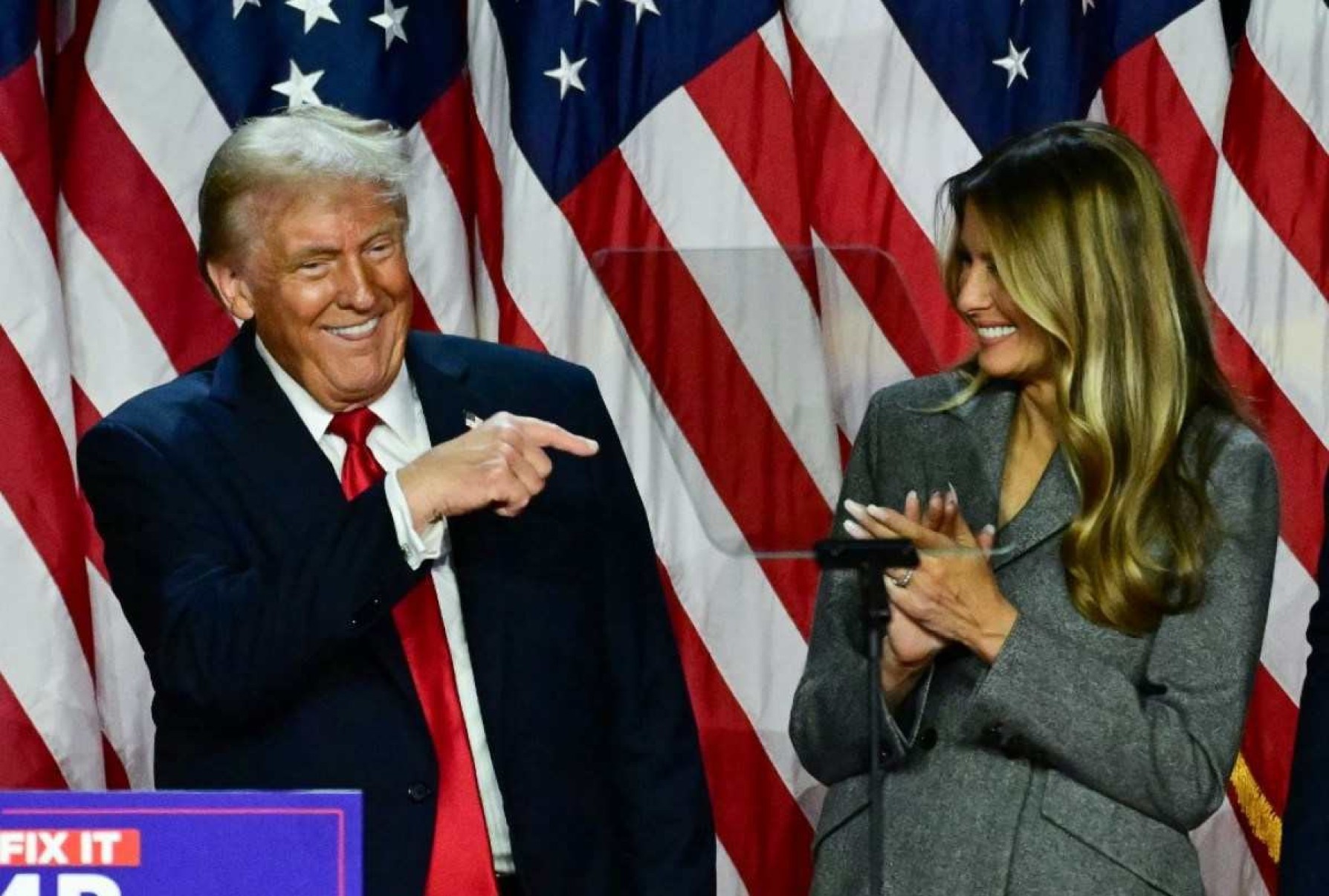  Donald Trump aponta para a esposa, Melania Trump, durante evento noturno eleitoral em West Palm Beach, Flórida, no início de 6 de novembro de 2024 -  (crédito: Jim WATSON / AFP)