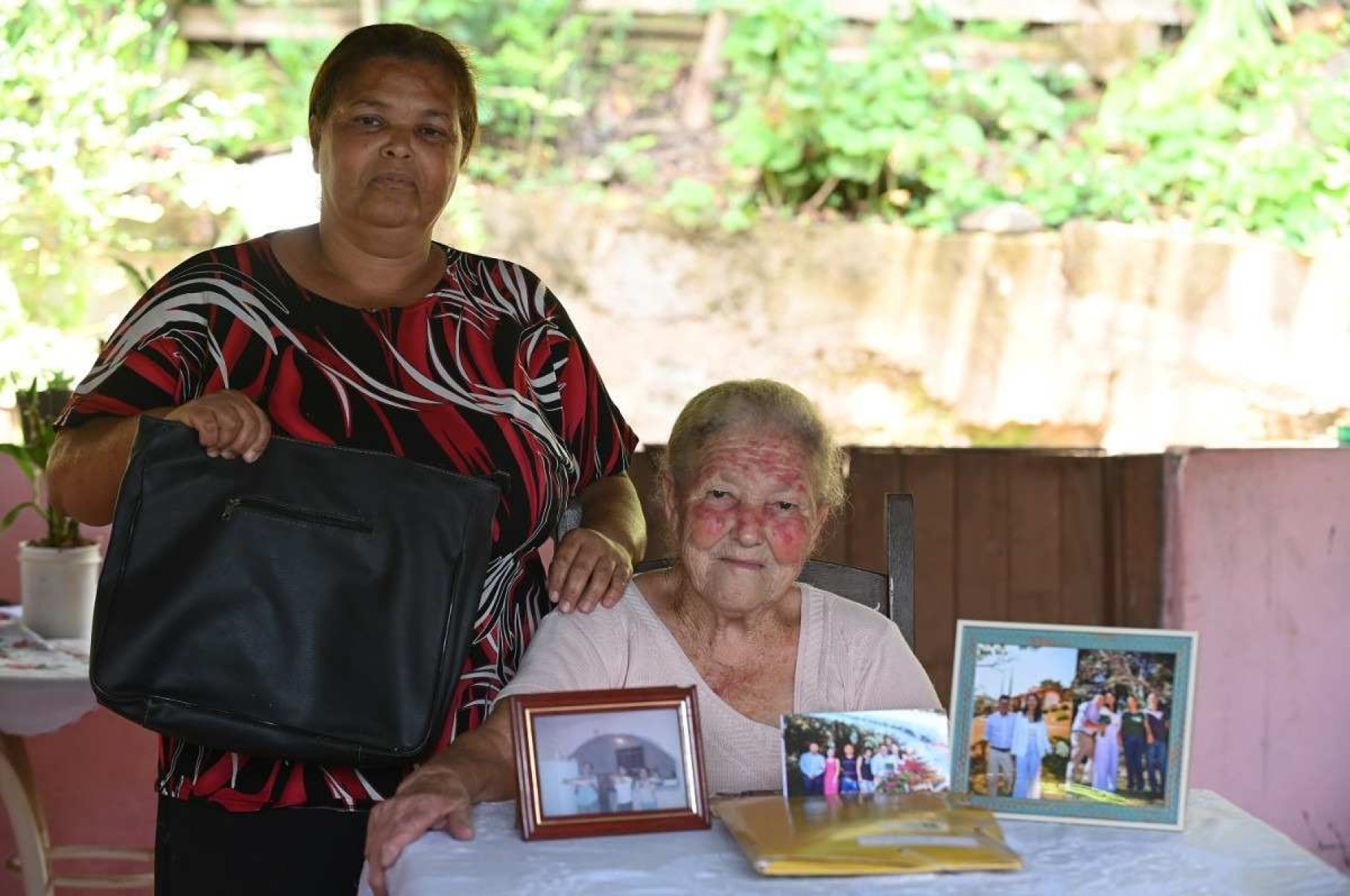 Em Brumal, Maria Evangelista Crisostomo Ferreira,81, e sua filha Silvania Evangelista Crisostomo Ferreira,57, já guardam uma sacola com as fotografias e os documentos. 