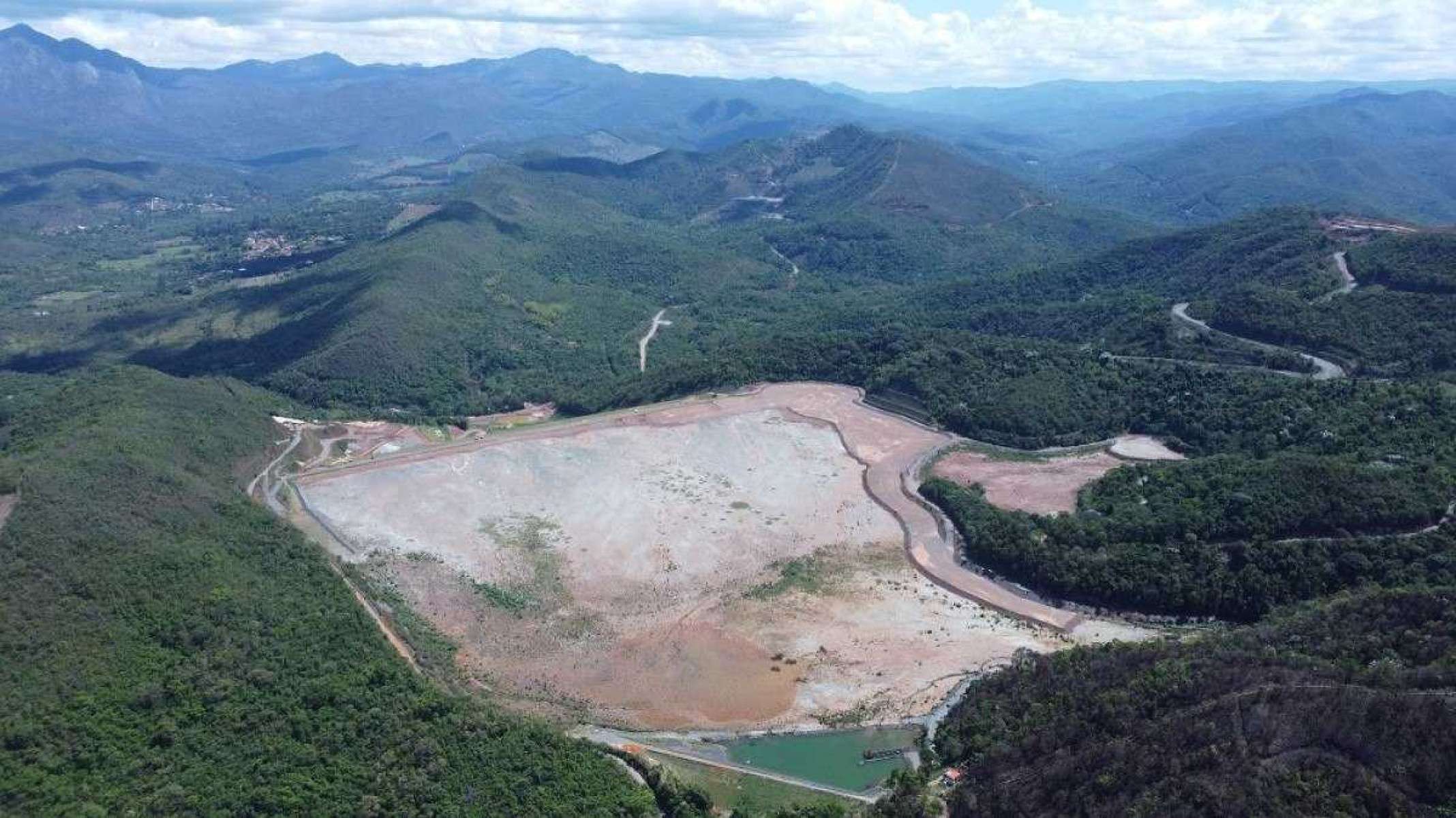 Vista do reservatório, que está em processo de descomissionamento: ansiedade é constante para as famílias que moram na zona de autossalvamento, abaixo da estrutura    