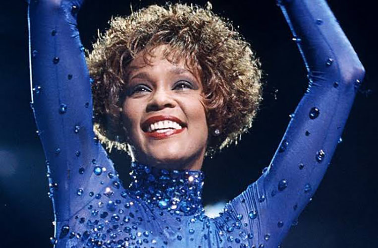 Entre o talento e a tragédia: Whitney Houston faria 61 anos em 2024