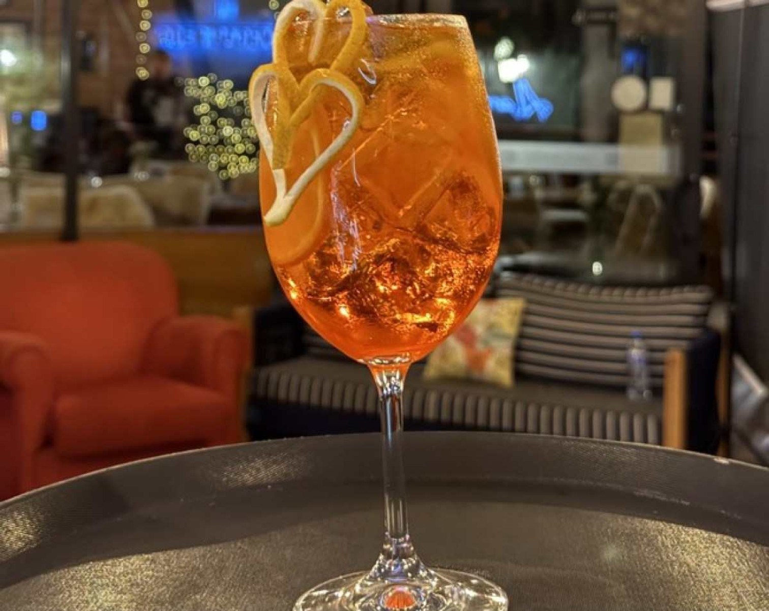 O drinque Aperol Spritz faz sucesso entre os clientes do local