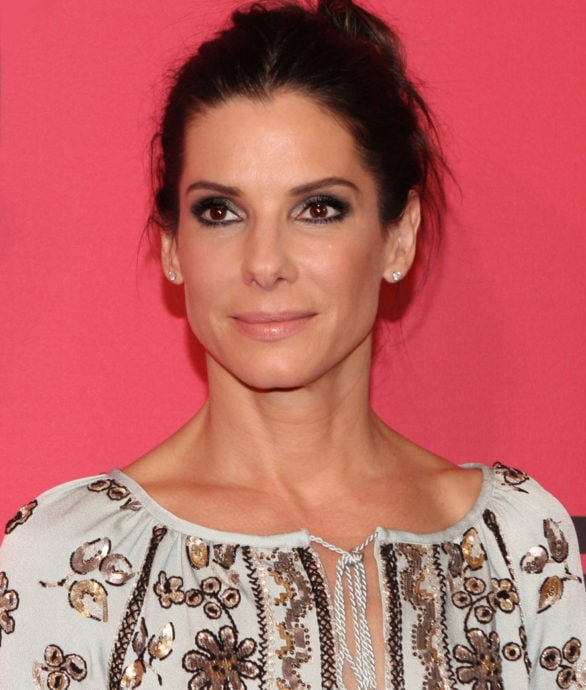 Uma amiga de Sandra Bullock revelou que a atriz conseguiu superar a morte do marido, 1 ano após a perda, e agora voltou a sentir feliz. Sandra completou 60 anos no dia 26/07. Segundo a amiga, a família e os amigos foram essenciais para a superação. Veja a trajetória dessa atriz tão popular e querida.  -  (crédito: flickr/Eva Rinaldi)