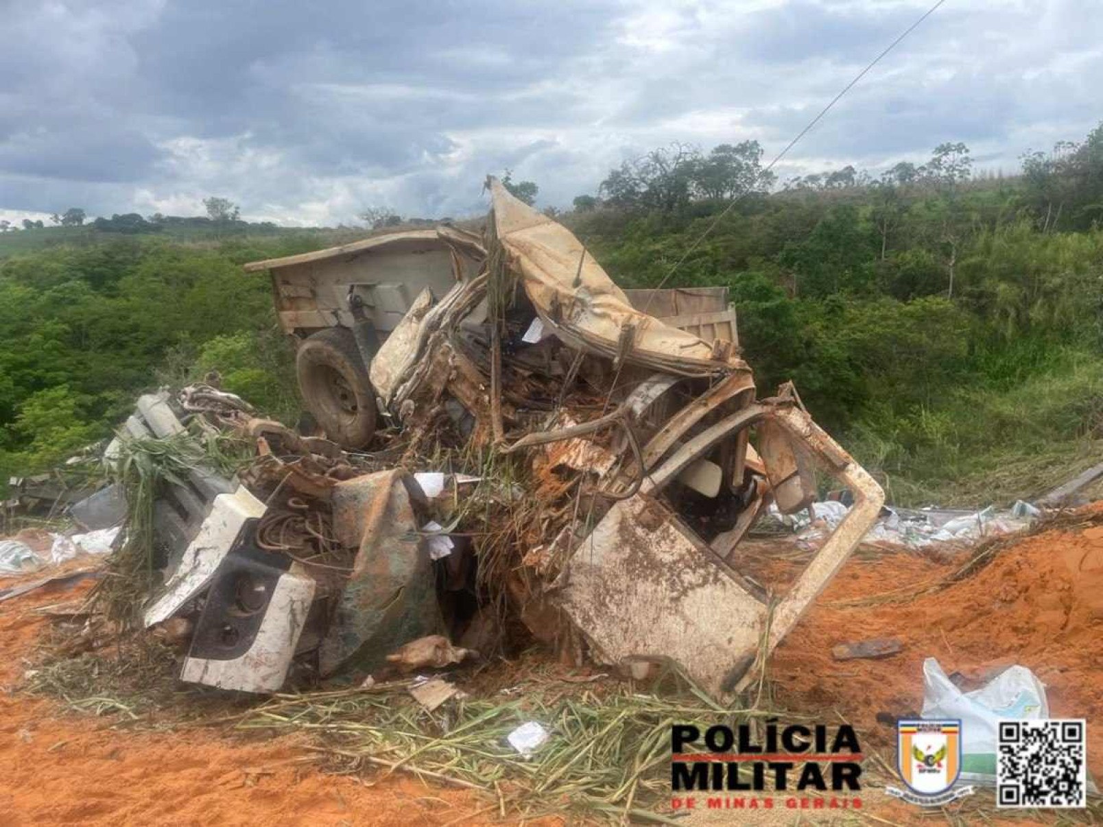 Acidente com caminhão sem freio e queda de ribanceira mata motorista