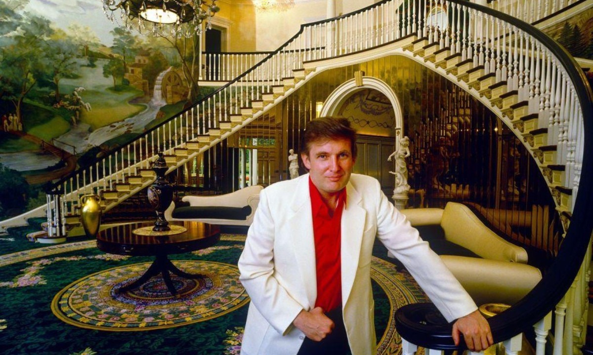 Trump ao telefone no edifício Trump Plaza, em 1987 -  (crédito: Getty Images)