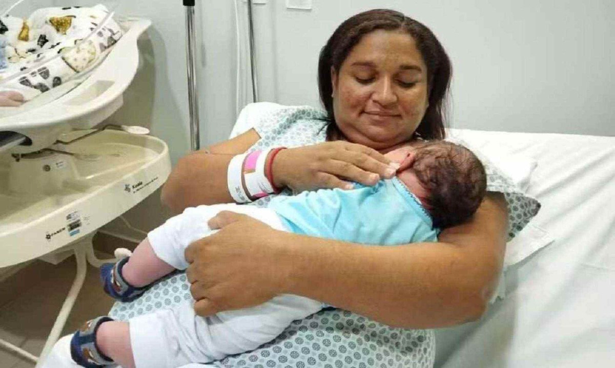 A mãe, Daniela Barbosa Nobre, disse que seus outros filhos não nasceram com peso tão grande quanto o do recém-nascido -  (crédito:  José Avelino Neto / Secretaria da Saúde do Ceará)