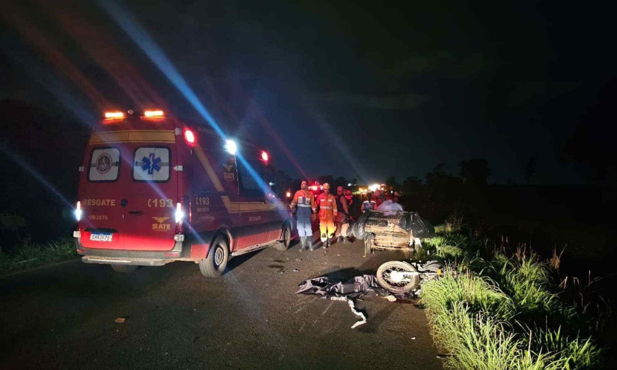 Entregador bate em carretinha sem sinalização e morre atropelado por carro -  (crédito: DivulgaÃ§Ã£o/CBMG)