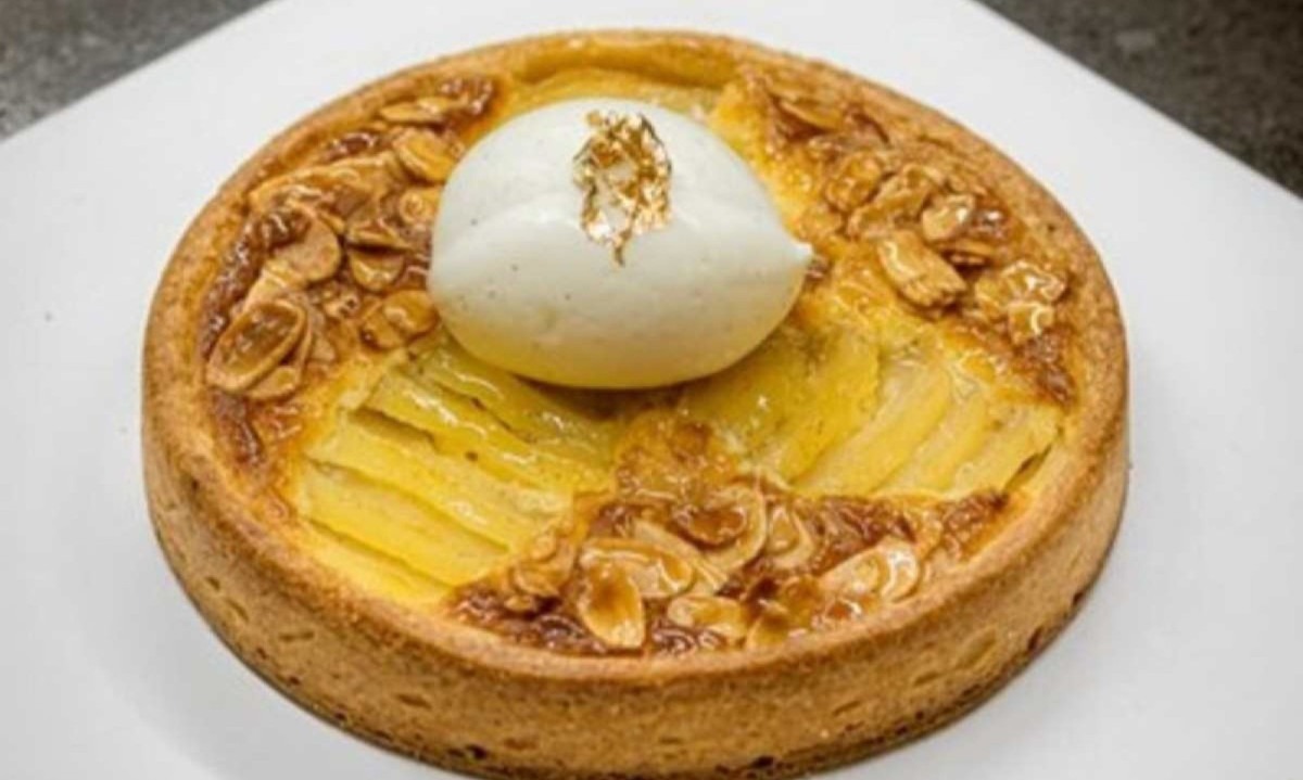 Tarte Bourdaloue do Le Cordon Bleu: massa quebrada com creme de amêndoas e fatias de pêra, unindo tradição e sabor -  (crédito: Le Cordon Bleu/Divulgação)