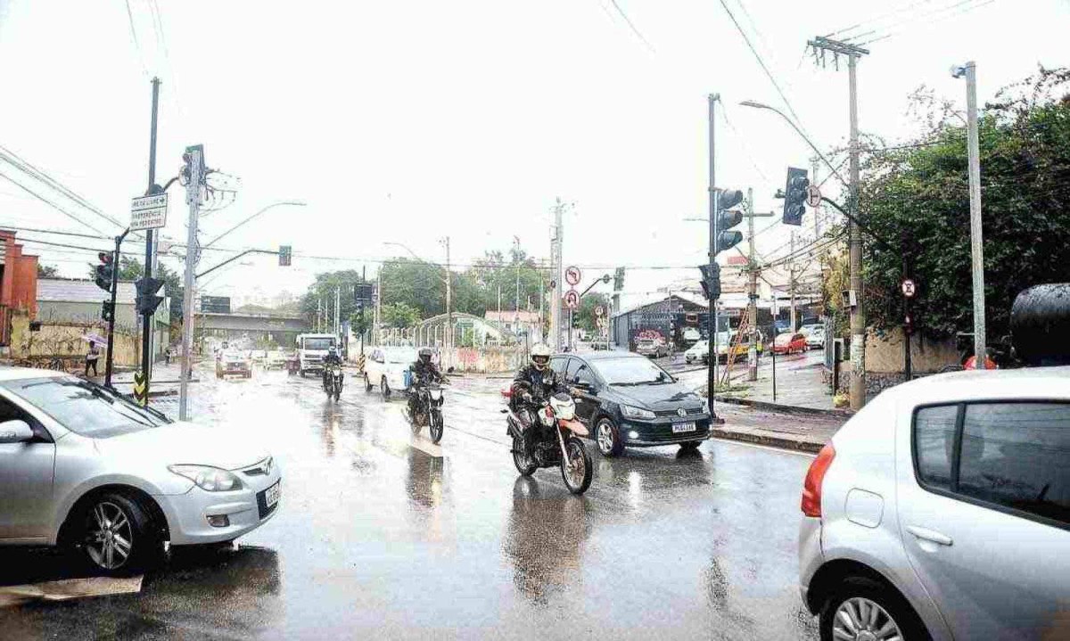 Cruzamento da Avenida Silva Lobo com a Rua Platina, no Bairro Prado, um dos trechos que sofreram alagamentos durante as fortes chuvas do fim de outubro -  (crédito: Alexandre Guzashe/EM/D.A Press - 28/10/24)