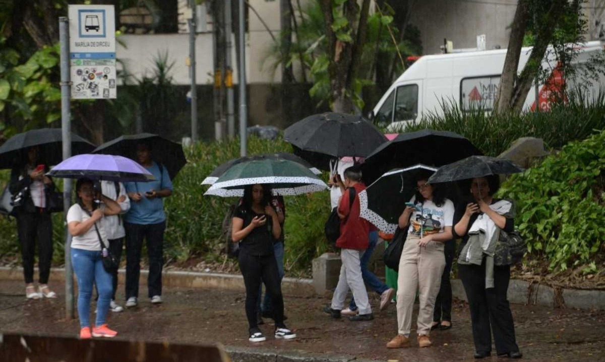 Possibilidade de pancadas de chuva (40 a 60 mm) com raios e rajadas de vento em torno de 50 km/h at&eacute; 8h de s&aacute;bado (9/11) -  (crédito: T&uacute;lio Santos/EM/D.A Press)