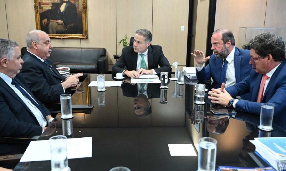 Álvaro Damião, Fuad Noman, Renan Filho, Alexandre Silveira e Reginaldo Lopes durante a reunião em Brasília
 -  (crédito: RICARDO BOTELHO/MME)