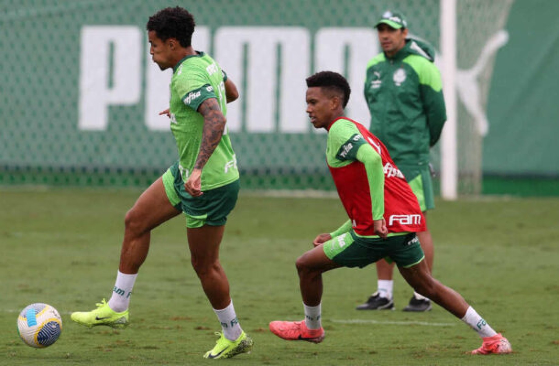 Palmeiras treina e deve ter mudanças no ataque e na defesa contra o Grêmio