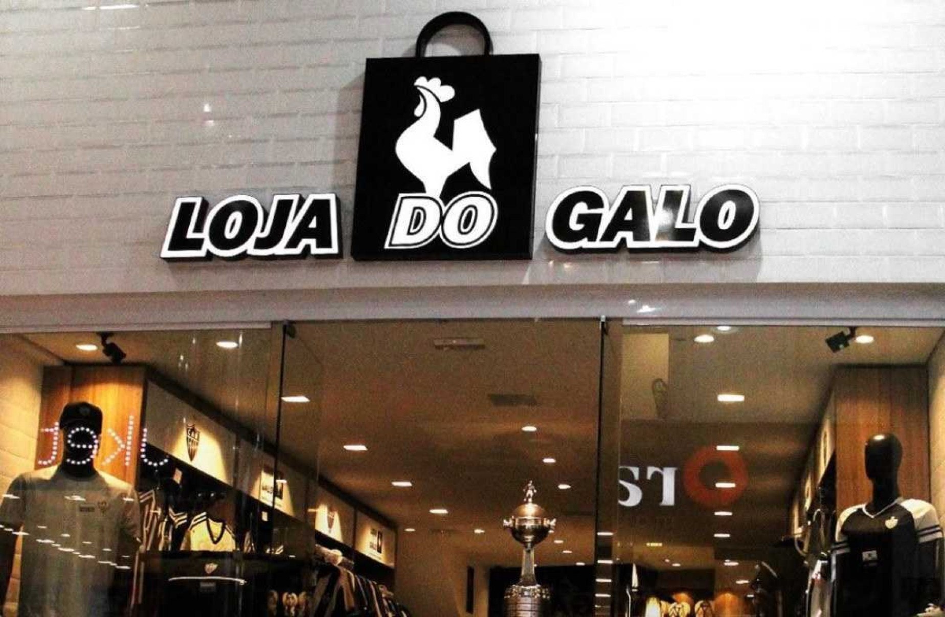 Homem com camisa do Palmeiras assalta Loja do Galo em BH