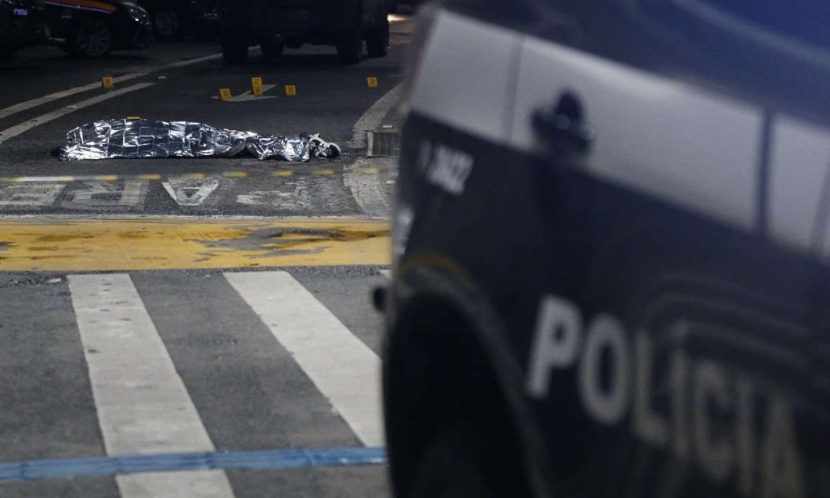  EDITORS NOTE: Graphic content / The body of Antonio Vinicius Lopes Gritzbach is covered by police after a shooting at Guarulhos international airport in Guarulhos, Sao Paulo on November 8, 2024. Brazilian real estate agent Antonio Vinicius Lopes Gritzbach, linked to organized crime, was shot dead Friday afternoon at Guarulhos international airport, which serves the city of Sao Paulo according to the Sao Paulo Public Security Secretariat. (Photo by Miguel SCHINCARIOL / AFP)
       -  (crédito:  AFP)