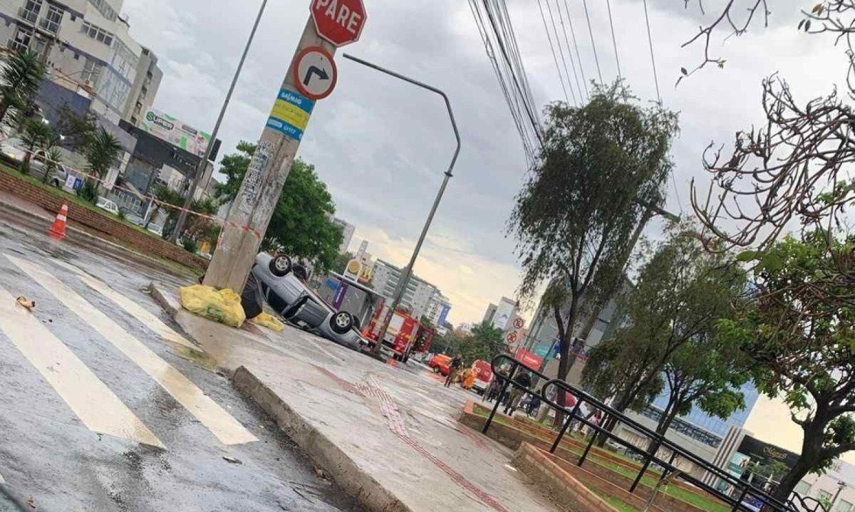 Carro capotado na Avenida João César de Oliveira, em Contagem, na Grande BH -  (crédito: Arquivo pessoal/Divulgação)