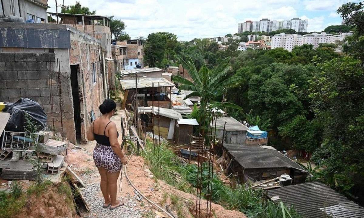 Geni Mendes, 51, líder Comunitária da Ocupação Vila Chaves mostra o local para a equipe de reportagem -  (crédito:  Leandro Couri/Em/D.A. Press)