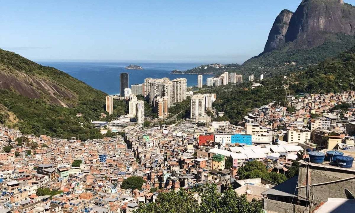 Vista do alto da favela da Rocinha, no Rio de Janeiro, a maior do Brasil, segundo o Censo 2022 -  (crédito: Mark Pegrum/Flickr)