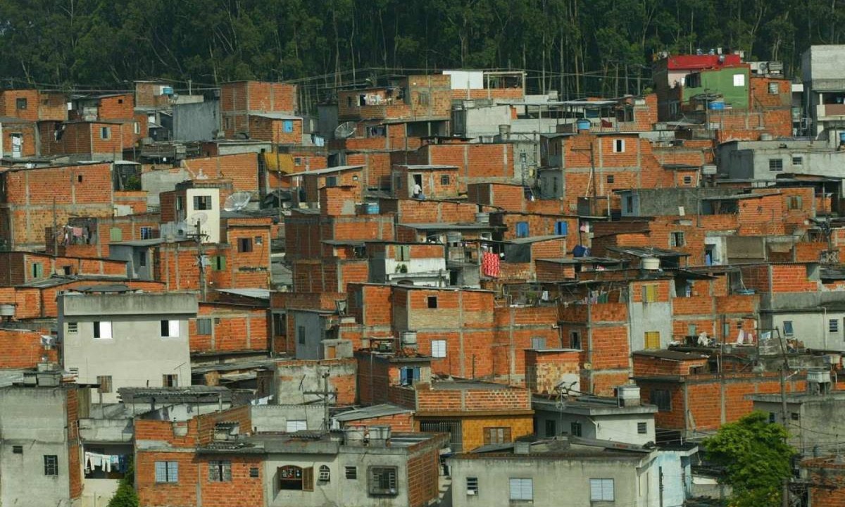 Vista da favela de Heliópolis, em São Paulo -  (crédito: Antônio Gaudério/Folhapress)