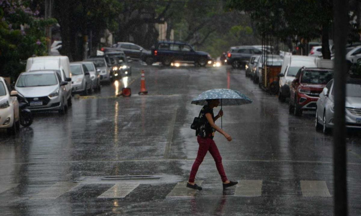 No domingo de Enem, chuvas isoladas podem surgir ao longo do dia -  (crédito: Túlio Santos/EM)