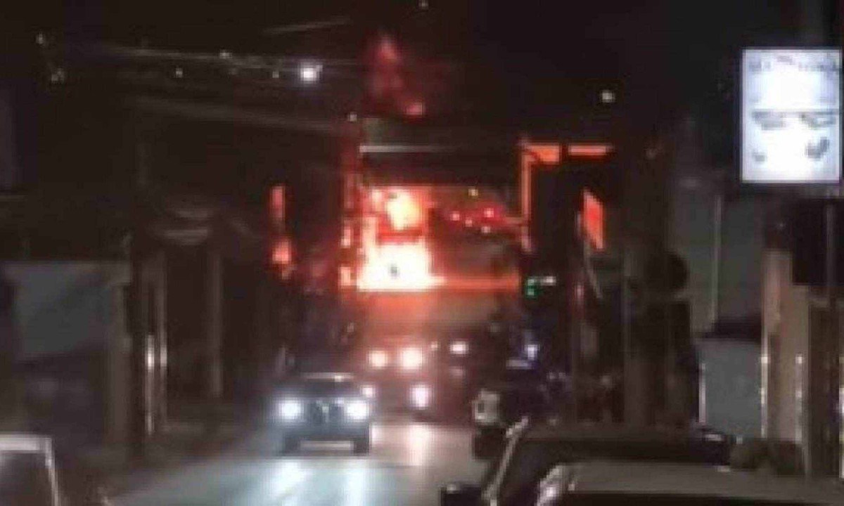 Ônibus foi consumido pelo fogo na noite dessa quinta-feira (7) -  (crédito: Redes Sociais)
