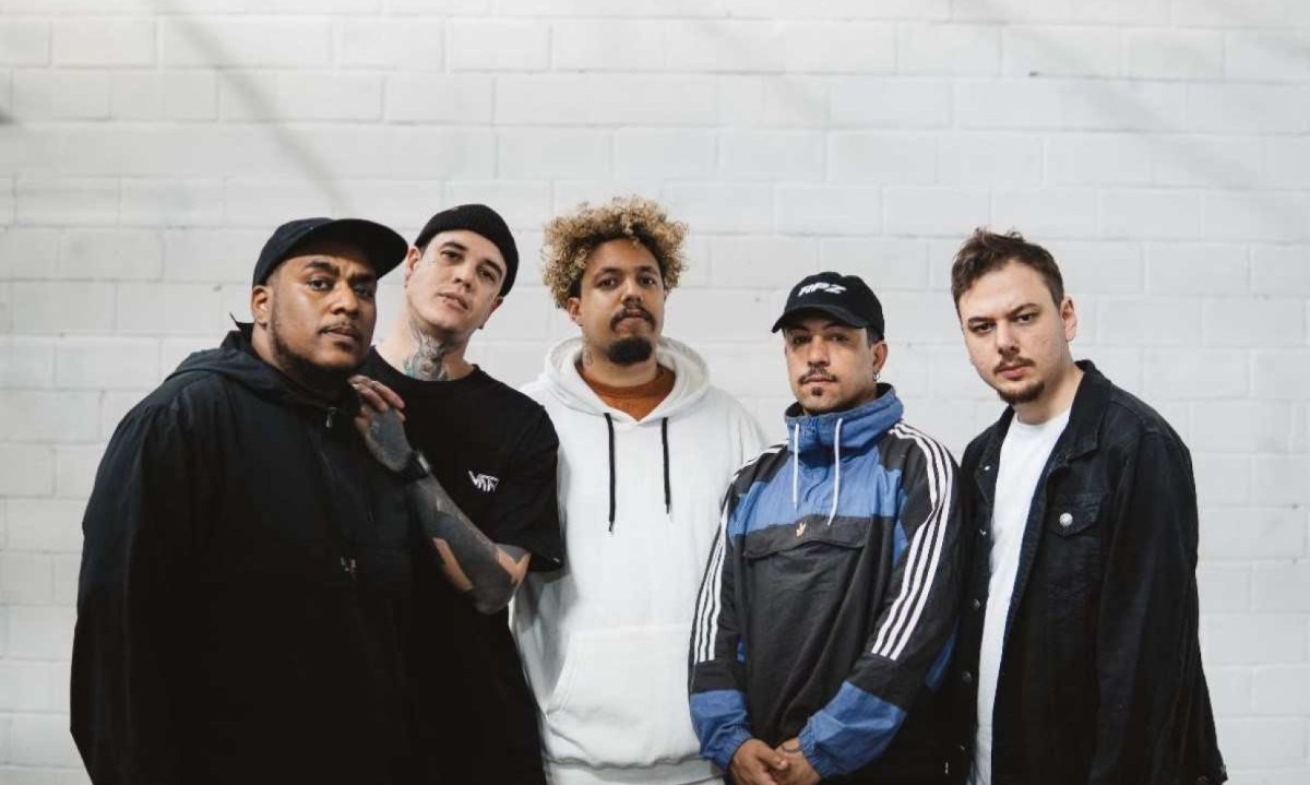 Banda mineira de hardcore Pense apresenta seu quarto e novo disco em apresentação no Centro de Belo Horizonte -  (crédito: Larissa Queiroz/Divulgação)
