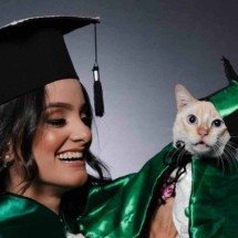 Estudante leva gata para fotos de formatura e viraliza na web - Reprodução / redes sociais