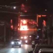 Ônibus assusta moradores ao pegar fogo em BH; veja o vídeo - Redes Sociais