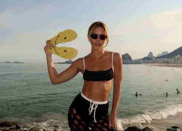 A marca de flip flops e sun sandals Brizza lança collab com a marca londrina Smiley -  (crédito: Divulgação)