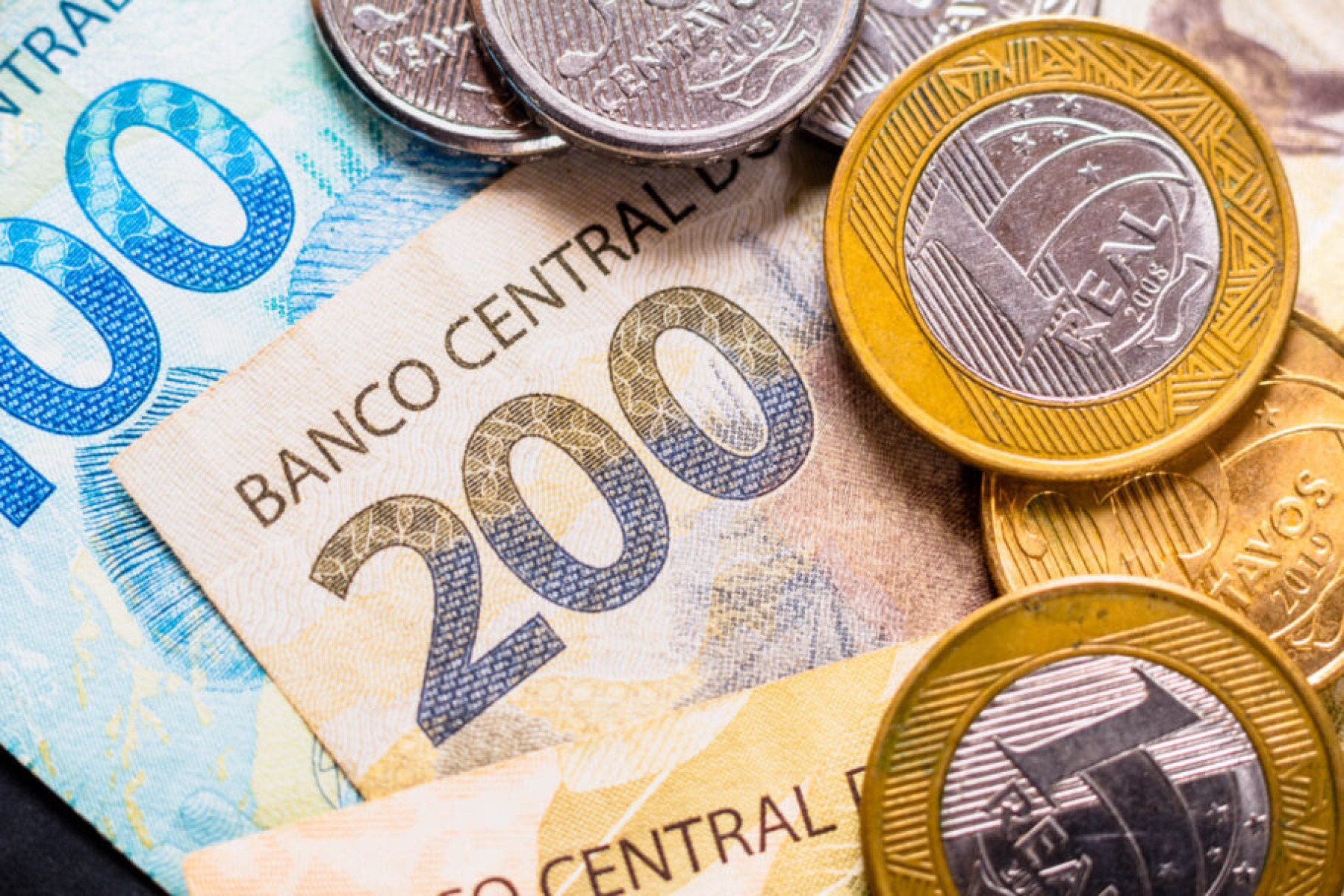  In this photo illustration the detail of the two hundred reais note and a few real coins, twenty-five cents. The Real is the current money in Brazil
     -  (crédito:  Getty Images/iStockphoto)