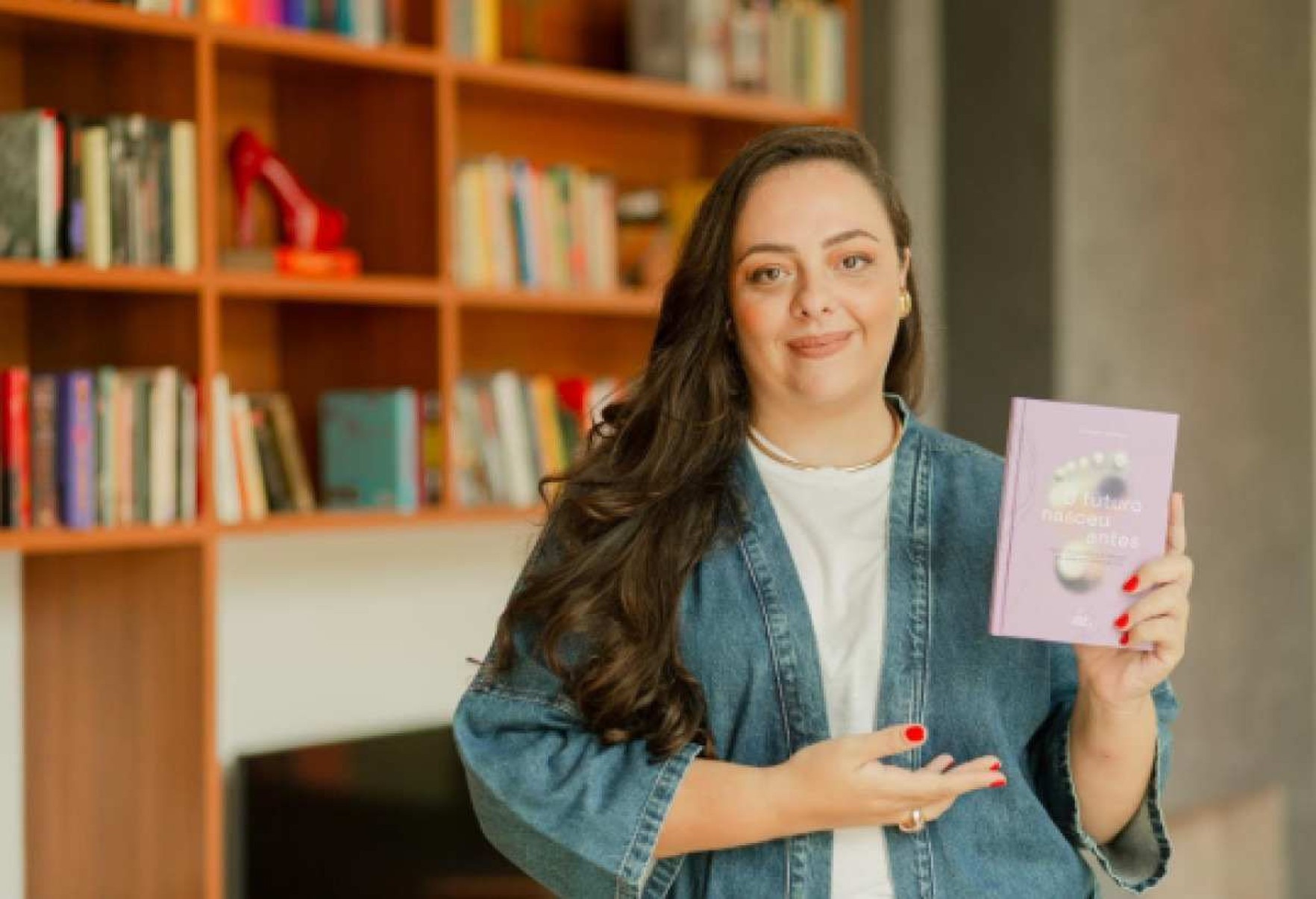 Mineira de BH lança livro sobre futuro e maternidade 