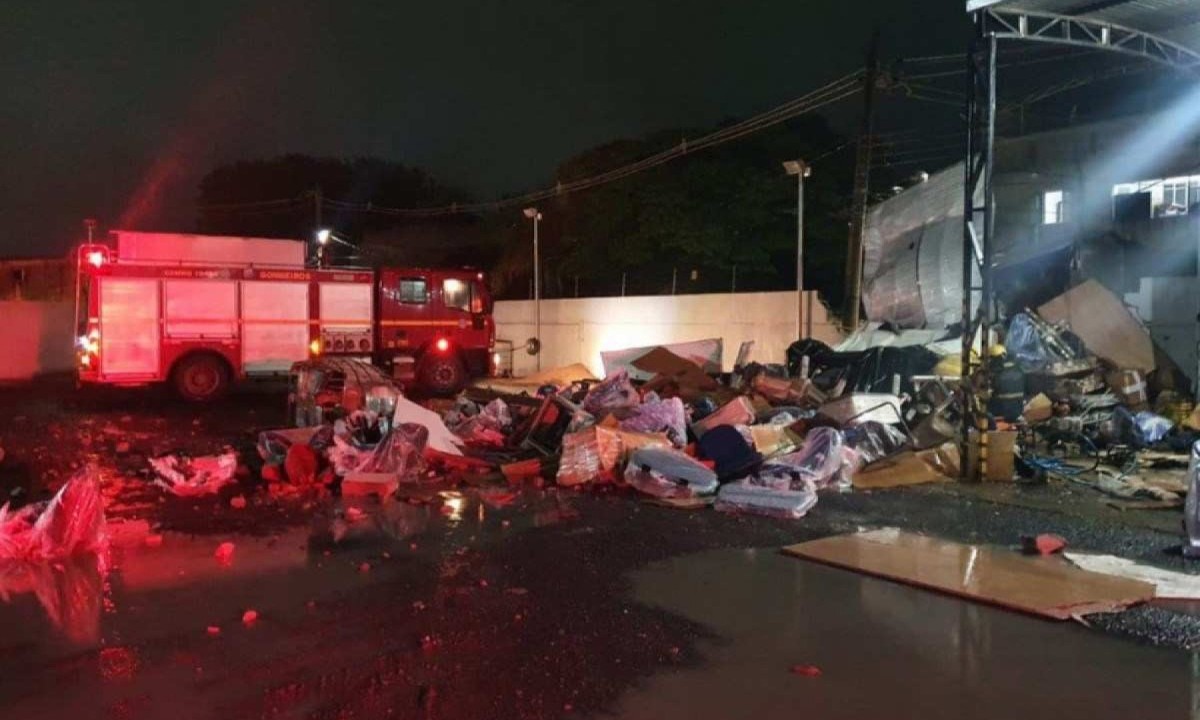 O motorista do caminhão, de 56 anos, natural de Salvador, ficou preso às ferragens e acabou morrendo no local -  (crédito: Corpo de Bombeiros/Divulgação)