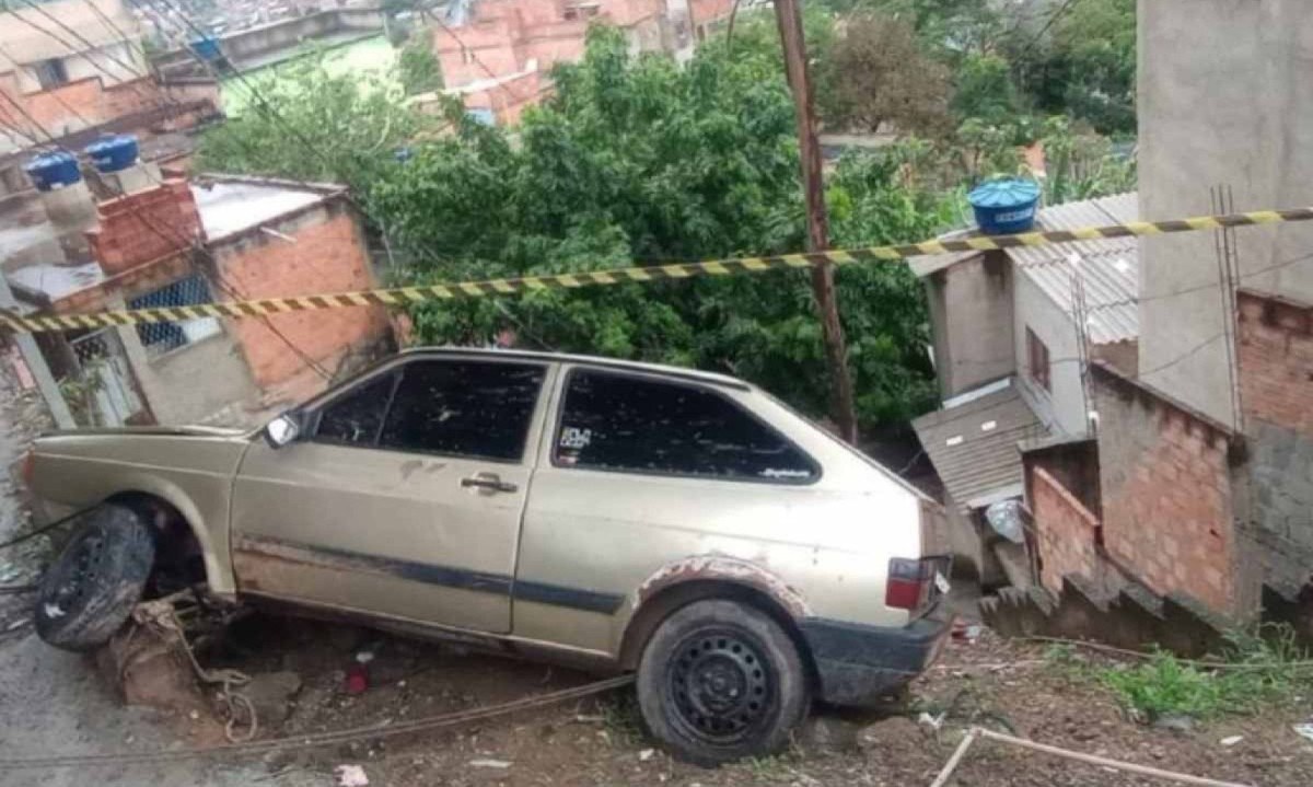 Veículo quase despenca sobre residências em BH, e Corpo de Bombeiros age para evitar tragédia -  (crédito: Corpo de Bombeiros/Divulgação)