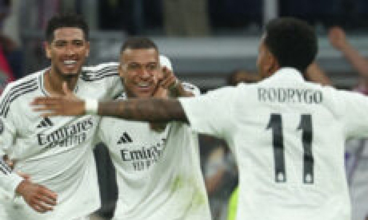  Real Madrid's French forward #09 Kylian Mbappe celebrates with Real Madrid's English midfielder #05 Jude Bellingham and Real Madrid's Brazilian forward #11 Rodrygo after scoring his team's first goal during the UEFA Champions League 1st round day 1 football match between Real Madrid CF and Stuttgart VFB at the Santiago Bernabeu stadium in Madrid on September 17, 2024. (Photo by Pierre-Philippe MARCOU / AFP)
     -  (crédito:  AFP)