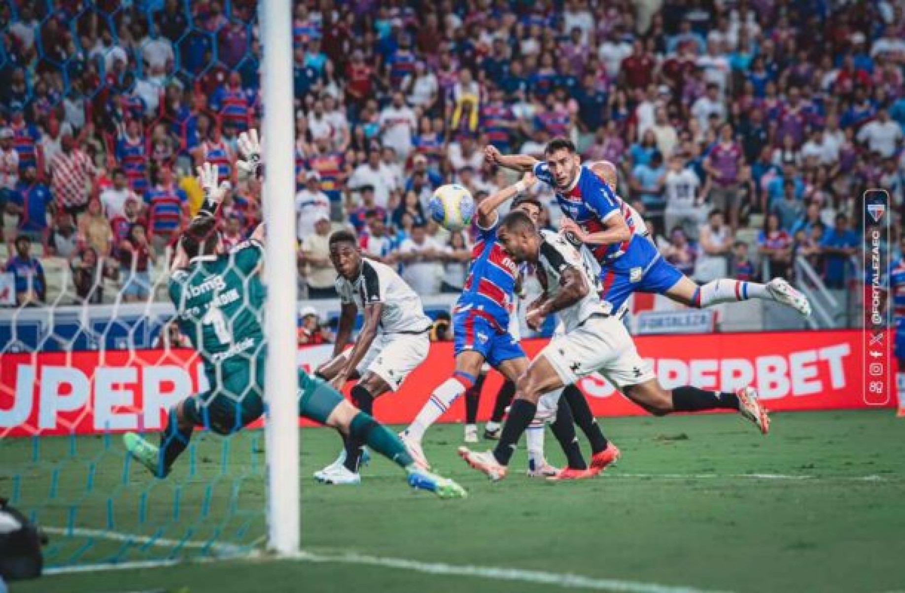 Apático no 2º tempo, Vasco perde para o Fortaleza, que mantém chances de título