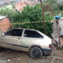 Motorista perde o controle e carro fica pendurado em barranco - Corpo de Bombeiros/Divulgação