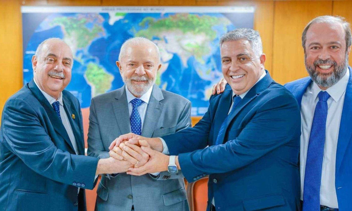 Fuad e Silveira se encontraram com o presidente Lula na quinta-feira (7/11) para levarem demandas da capital mineira -  (crédito:  Ricardo Stuckert/PR)