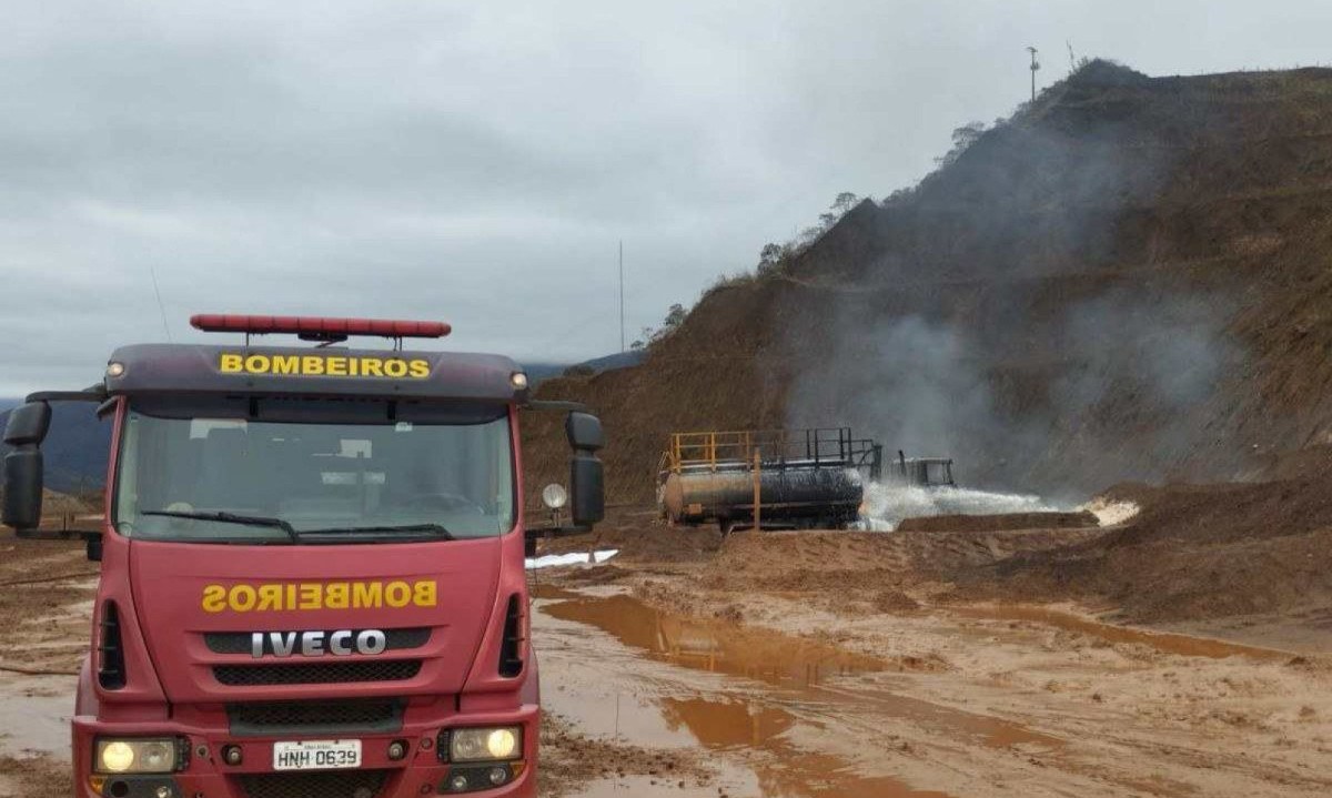 Caminhão-tanque pega fogo em mina de minério em Minas Gerais -  (crédito: Corpo de Bombeiros/Divulgação)