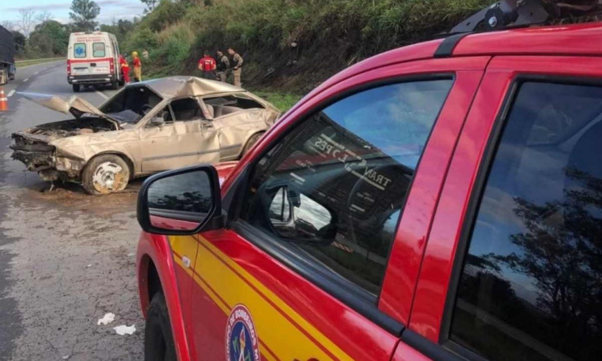 Carro capotou e deixou duas pessoas gravemente feridas na BR-262, em Pará de Minas -  (crédito: Corpo de Bombeiros/Divulgação)