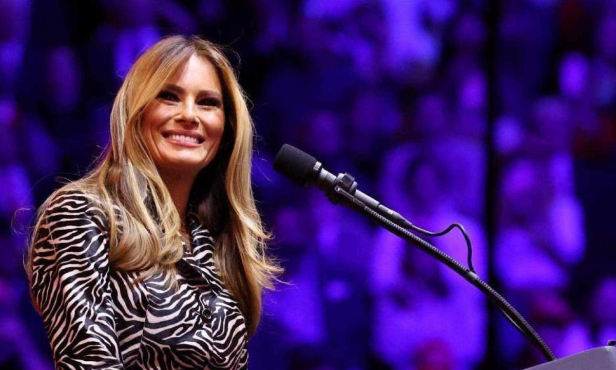 Melania Trump apareceu ao lado do marido na noite da eleição, sorrindo pouco antes de ele declarar vitória -  (crédito: Getty Images)