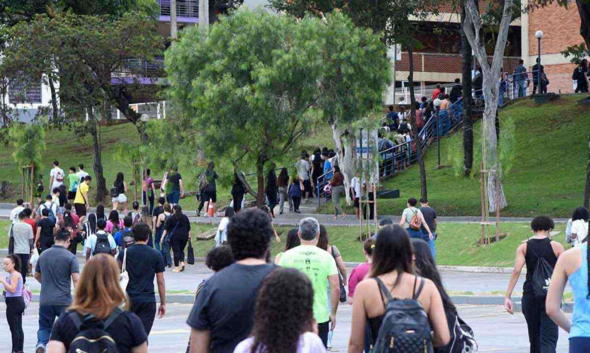 Antes dos portões abertos, a puc minas, do Bairro Coração Eucarístico (BH), já estava tomada por inscritos aguardando permissão de entrada -  (crédito: Gladyston Rodrigues/EM/D.A Pres)