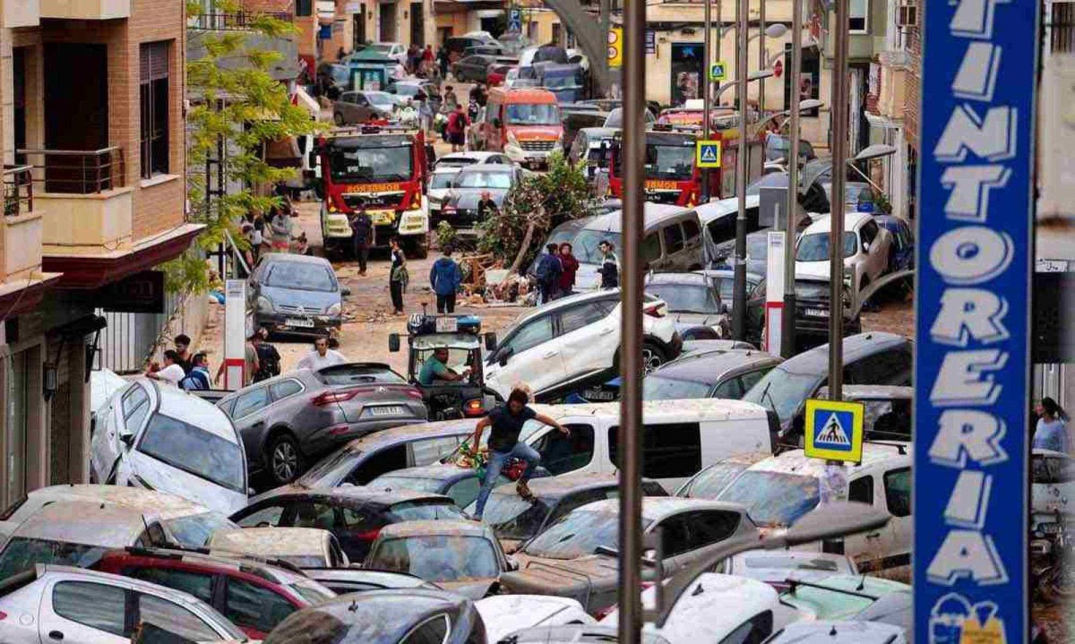 Tragédia espanhola: cidades submersas, lamas, carros virados emplihados pelas ruas e muitas mortes -  (crédito: afp)