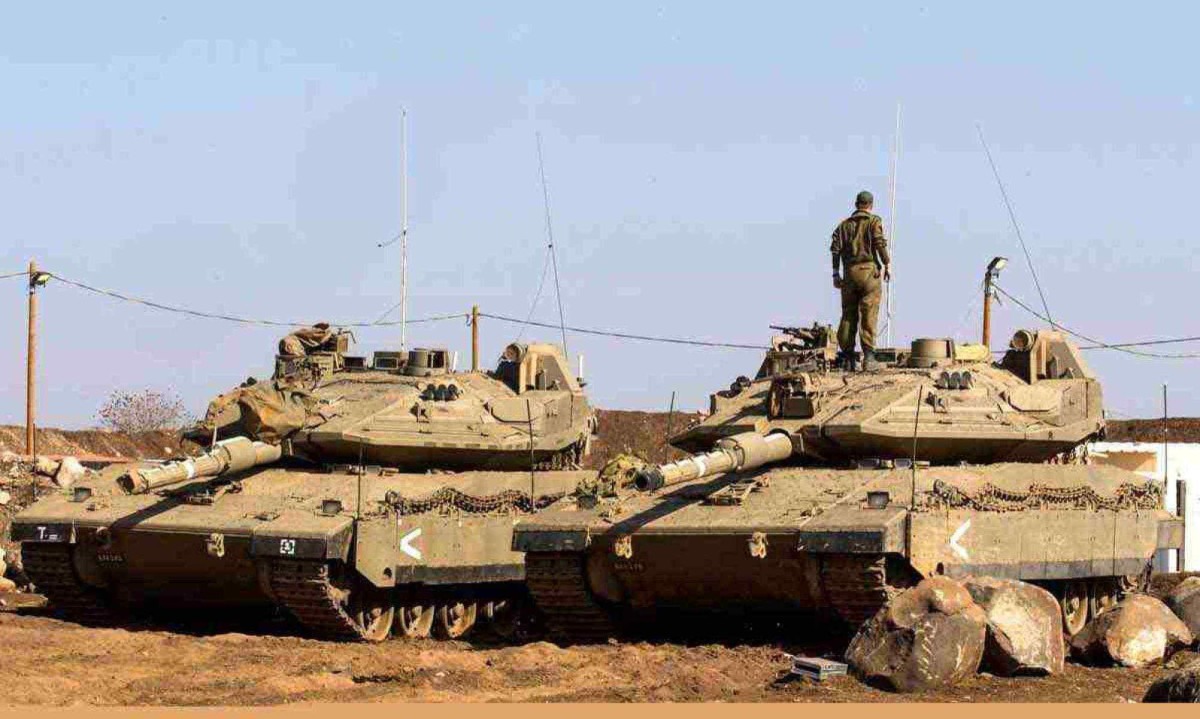 Soldado israelense em cima de um tanque Merkava perto da fronteira com a Síria, nas Colinas de Golã -  (crédito: afp)