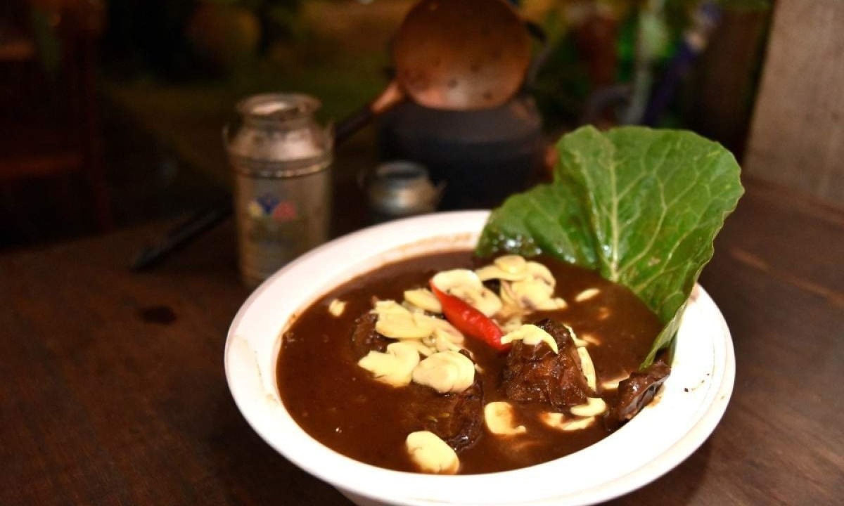 Coelho ao molho funghi com arroz negro: uma das opções no cardápio do Quintal Pampulha -  (crédito: Ramon Lisboa/EM/D.A Press)