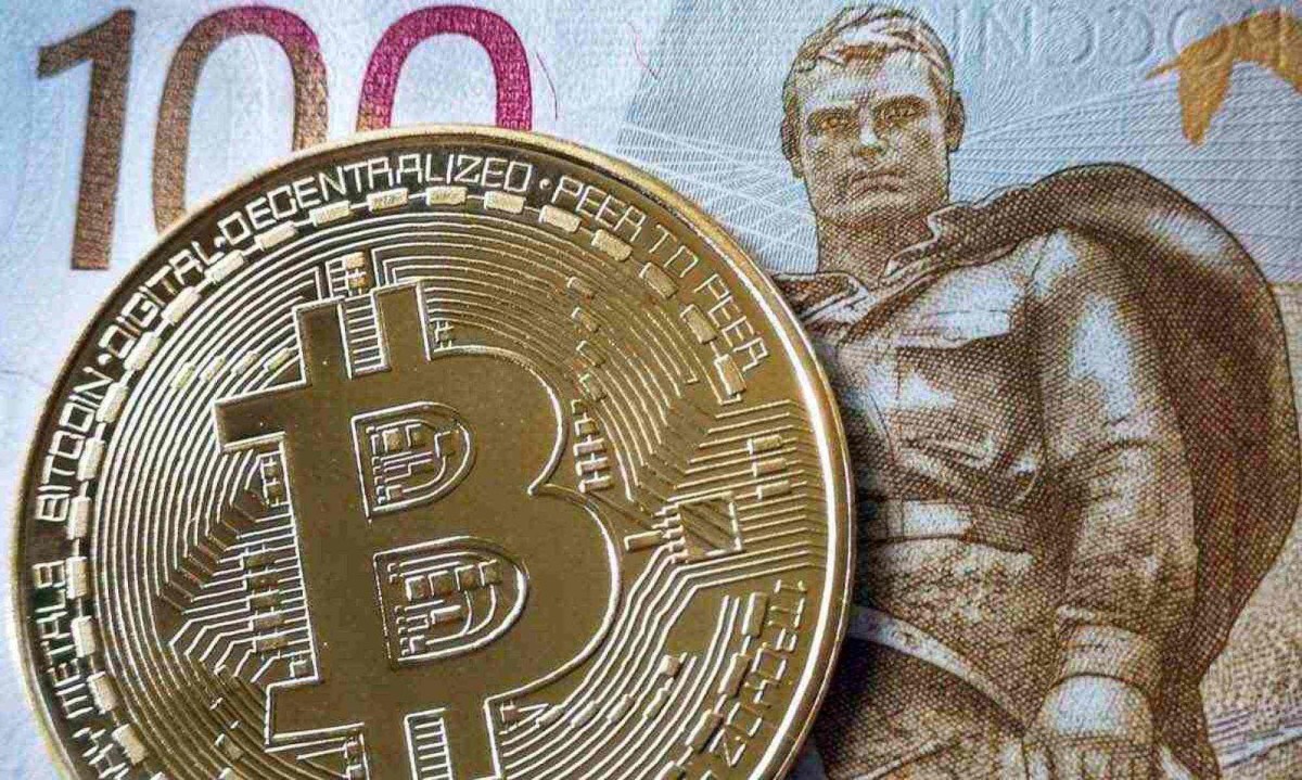 Bitcoin, principal moeda virtual do mundo, alcançou um novo recorde, superando a marca dos US$ 80 mil -  (crédito: Alexander NEMENOV / AFP)