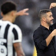 ?Estamos no mesmo caminho há sete meses. Sem manobras de dispersão?, assegura Artur Jorge. Psiquiatria ainda não decifra o botafoguense -  (crédito: Foto: Vitor Silva/Botafogo )