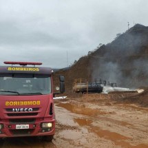 Caminhão-tanque com 17 mil litros de diesel pega fogo em mina de minério - Corpo de Bombeiros/Divulgação