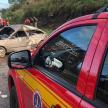 Carro capota em grave acidente e dois ocupantes ficam feridos - Corpo de Bombeiros/Divulgação