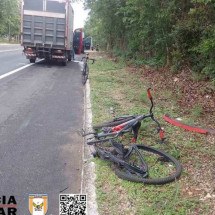 Caminhoneiro dorme ao volante e atropela ciclista no acostamento de estrada - Polícia Militar de Minas Gerais