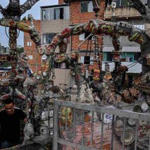 o gaudí brasileiro construiu a casa com pedra, tijolos e diferentes objetos de cerâmica, como xícaras e pratos. Ele também incluiu um jardim suspenso com colunas inconfundivelmente relacionadas ao arquiteto espanhol